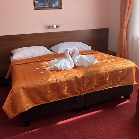 Hotel Jelen Hlohovec Exterior foto