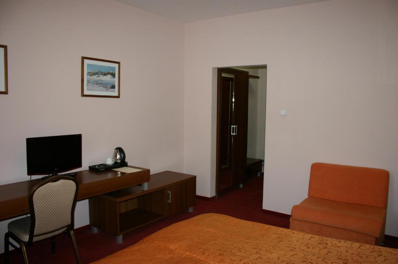 Hotel Jelen Hlohovec Cameră foto
