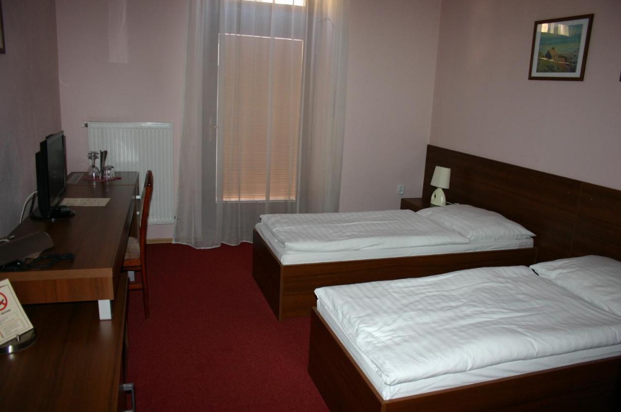 Hotel Jelen Hlohovec Cameră foto