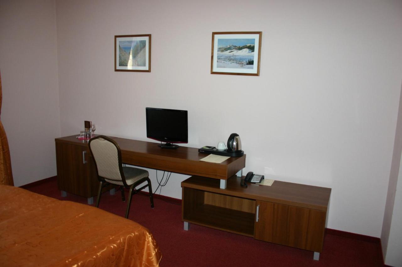 Hotel Jelen Hlohovec Cameră foto