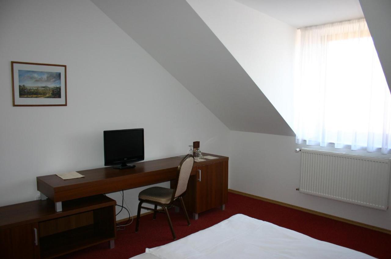 Hotel Jelen Hlohovec Cameră foto