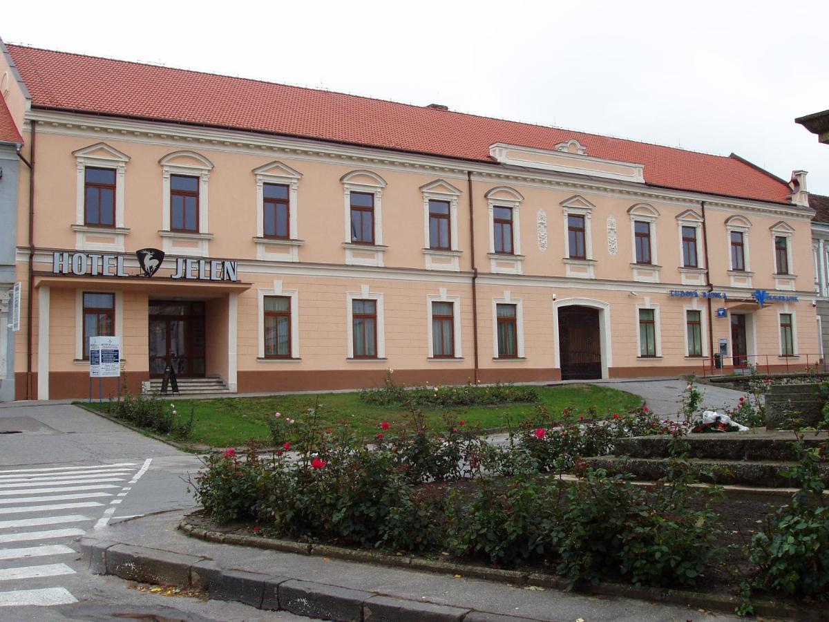 Hotel Jelen Hlohovec Exterior foto
