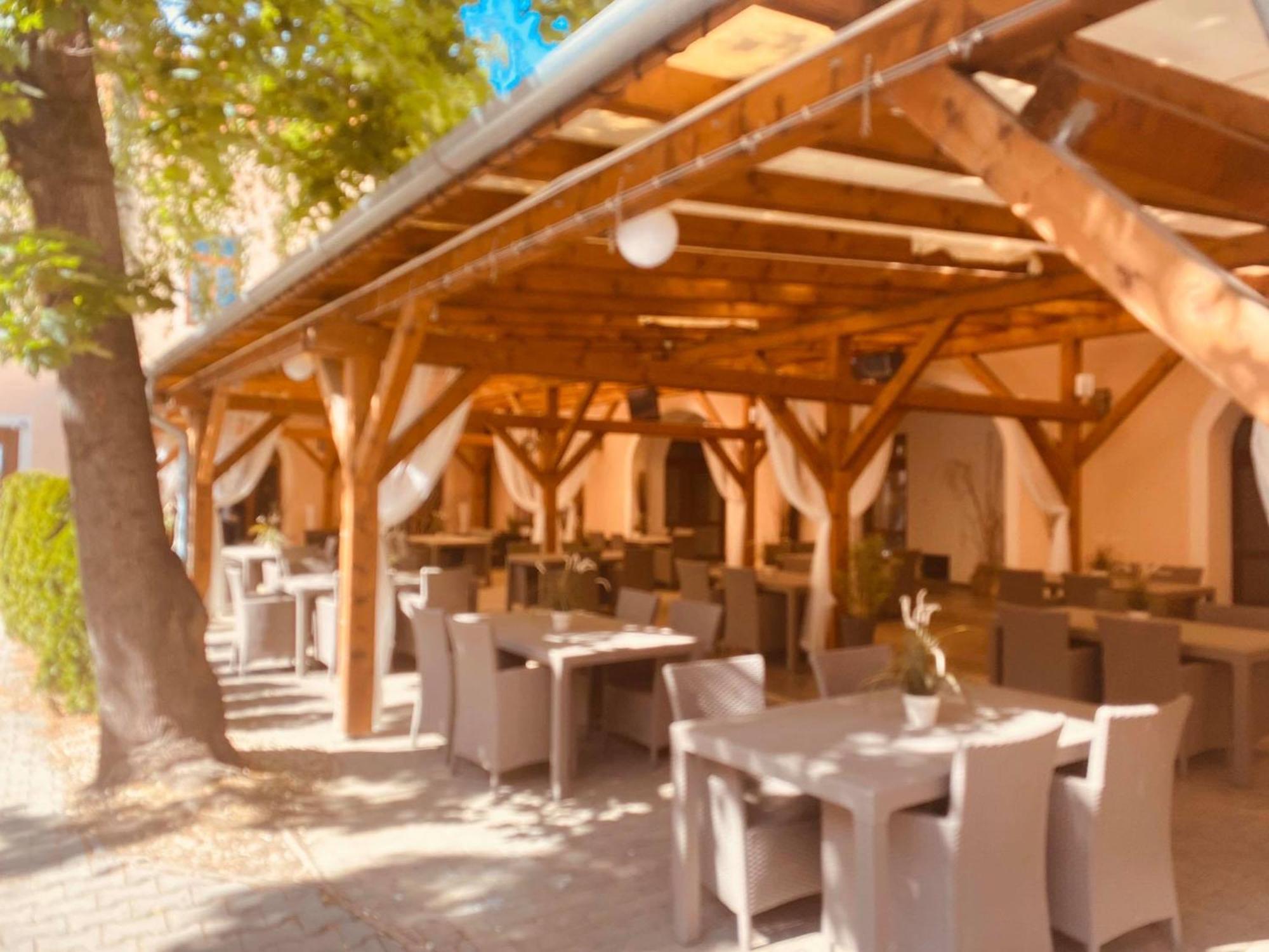 Hotel Jelen Hlohovec Exterior foto